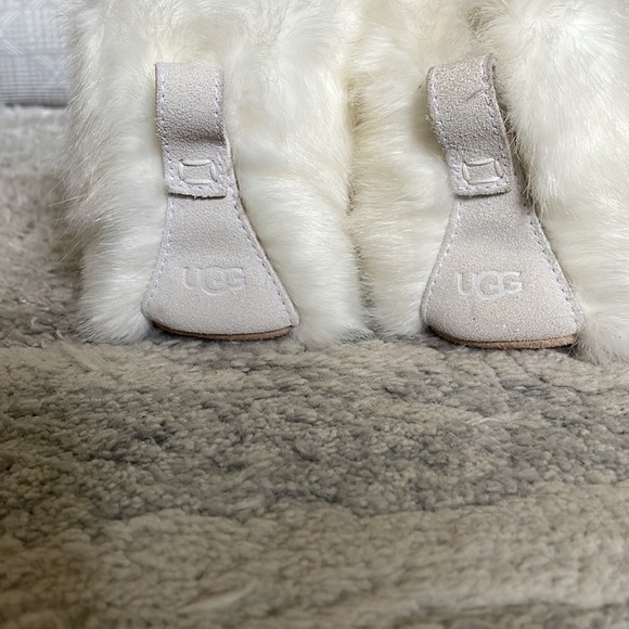 UGG slipper full foot slippers. - Picture 3 of 6